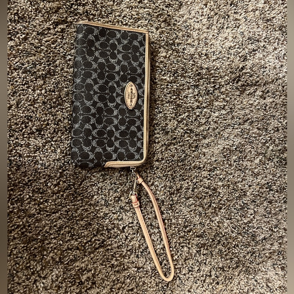 Authentic coach wristlet with card pockets and money dividers